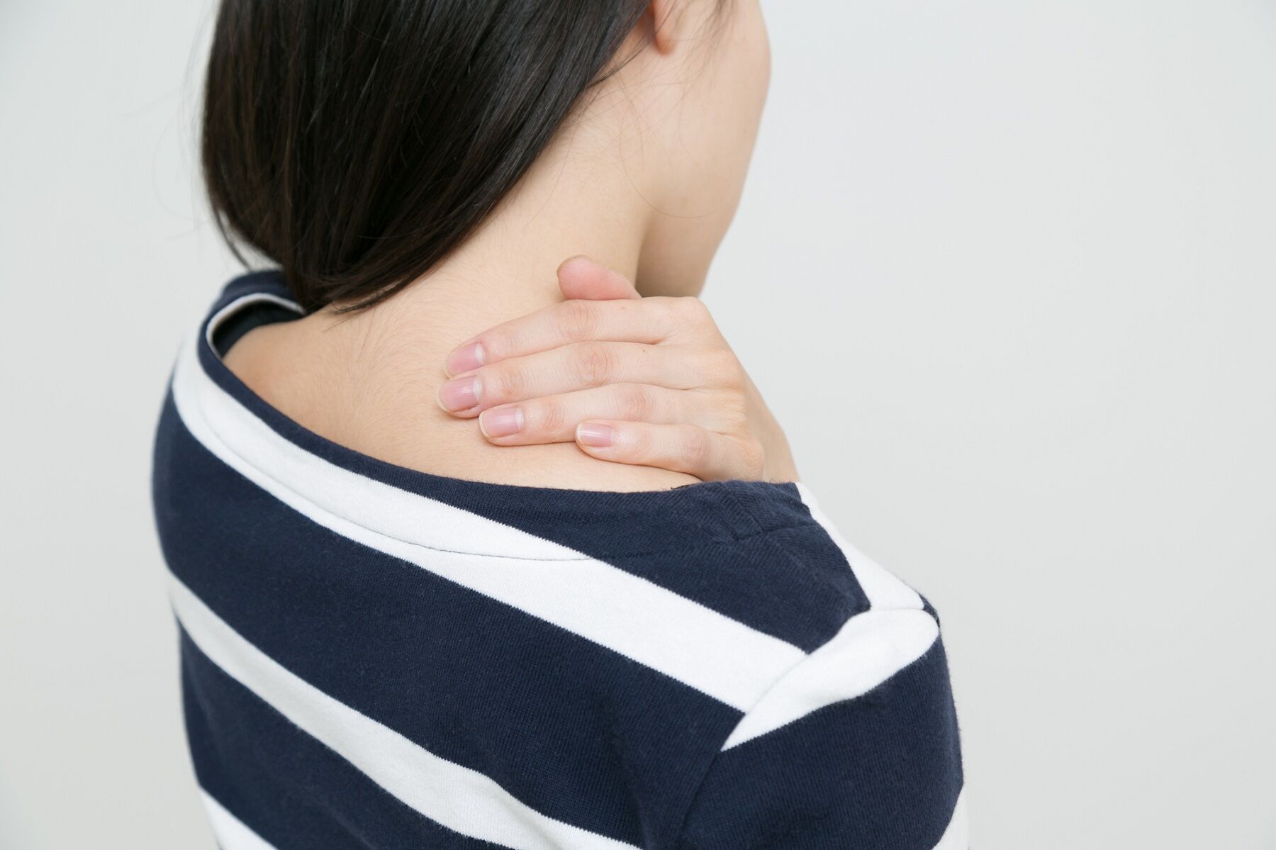 首を抑える女性